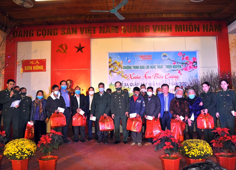 Hy vọng với những món quà này sẽ góp phần hỗ trợ bà con đón một cái Tết sung túc và ấm cúng hơn.