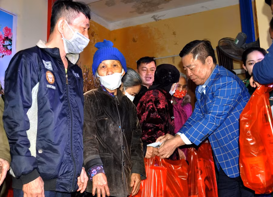 Ông Võ Kim Cự, nguyên Chủ tịch Liên minh HTX Việt Nam trao quà Tết cho bà con vùng biên giới Sơn Hồng