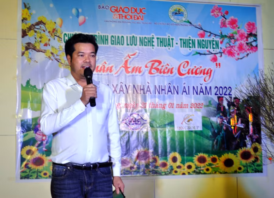 Nhà báo Nguyễn Văn Dũng, Trưởng đại diện Văn phòng báo GD&amp;TĐ khu vực MTTN phát biểu khai mạc Chương trình Xuân ấm biên cương và phát động lễ ra quân xay dựng nhà nhân ái năm 2022