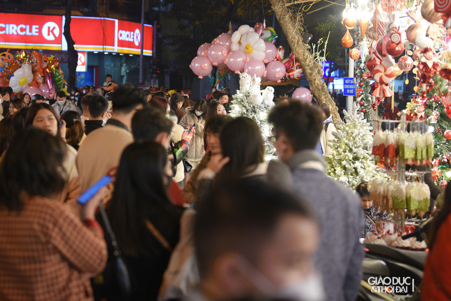 Phố Hàng Mã (thuộc quận Hoàn Kiếm - Hà Nội) là con phố nổi tiếng bày bán nhiều đồ trang trí mỗi dịp Giáng sinh về.