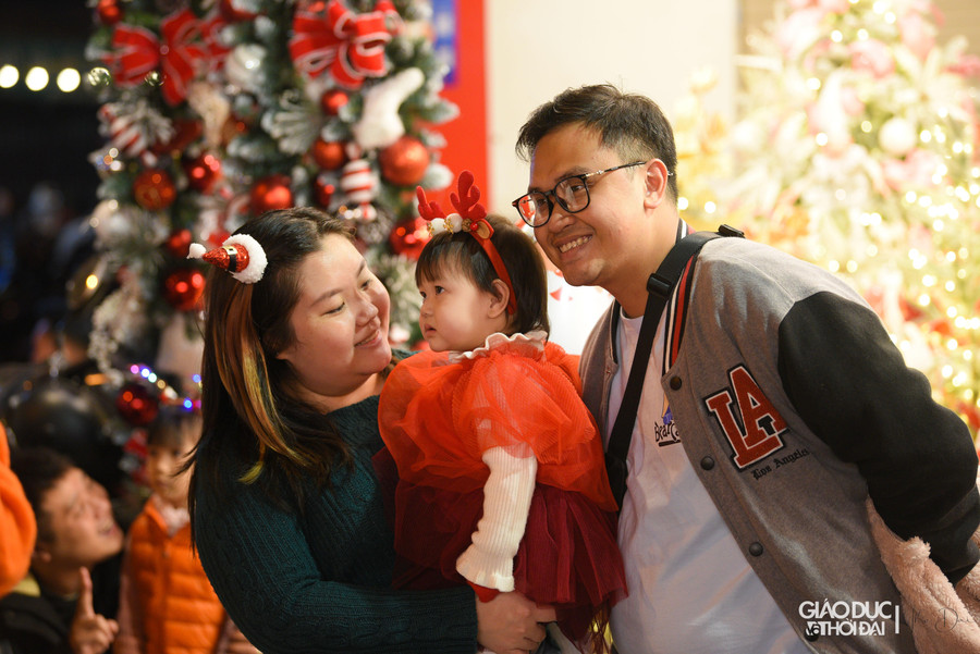 Nhiều bạn nhỏ được gia đình đưa đến để đi chơi trước lễ.