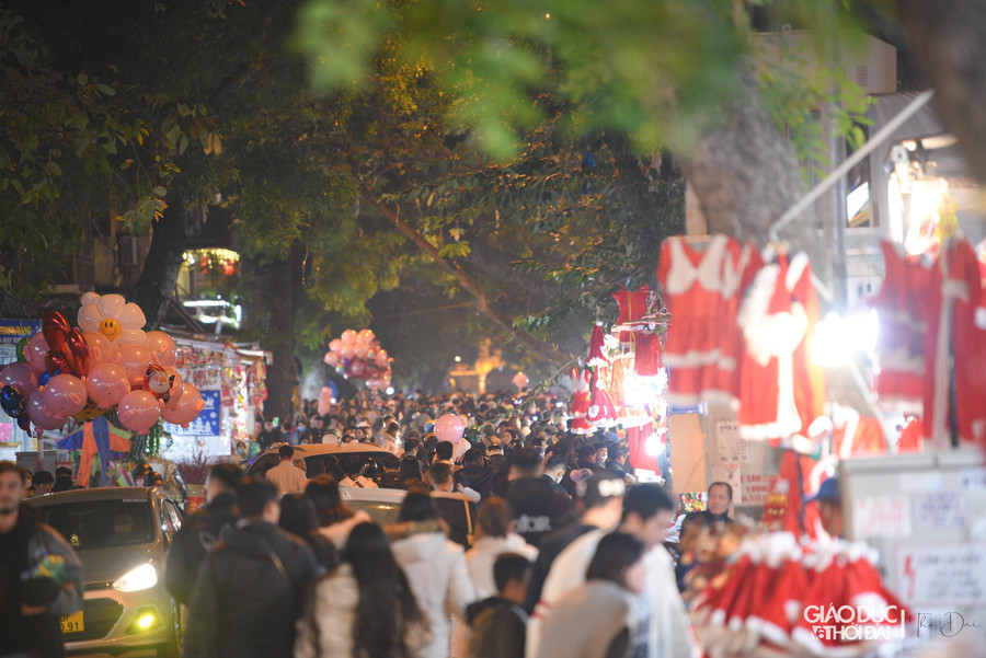 Về tối, lượng người đổ về con phố Hàng Mã càng đông hơn.
