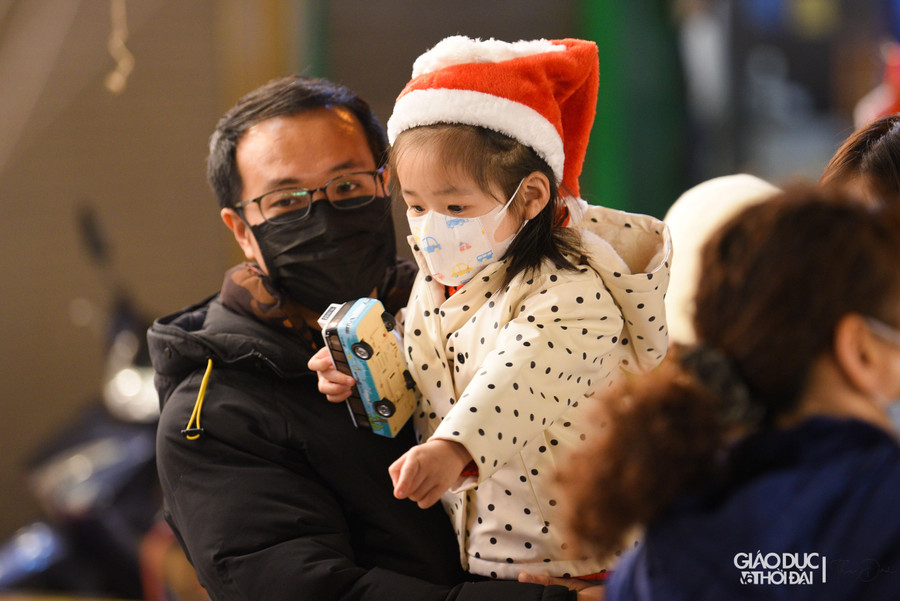 Nhiều người rủ nhau lên phố chọn mua những mặt hàng trang trí đẹp mắt và lưu lại những bức ảnh kỷ niệm khi Giáng sinh cận kề.