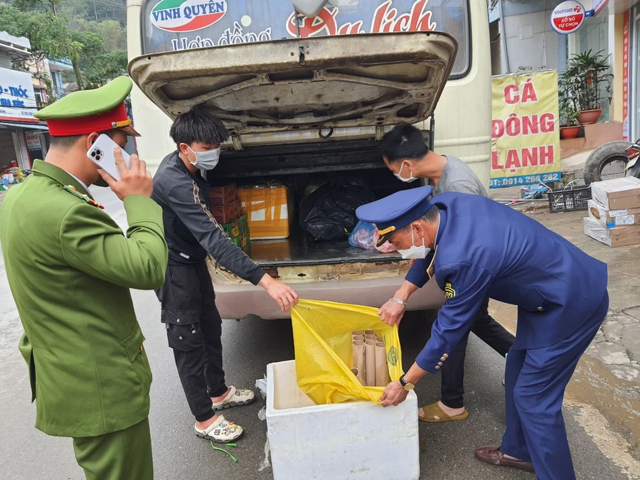 Phát hiện gần 4kg pháo trên xe khách.