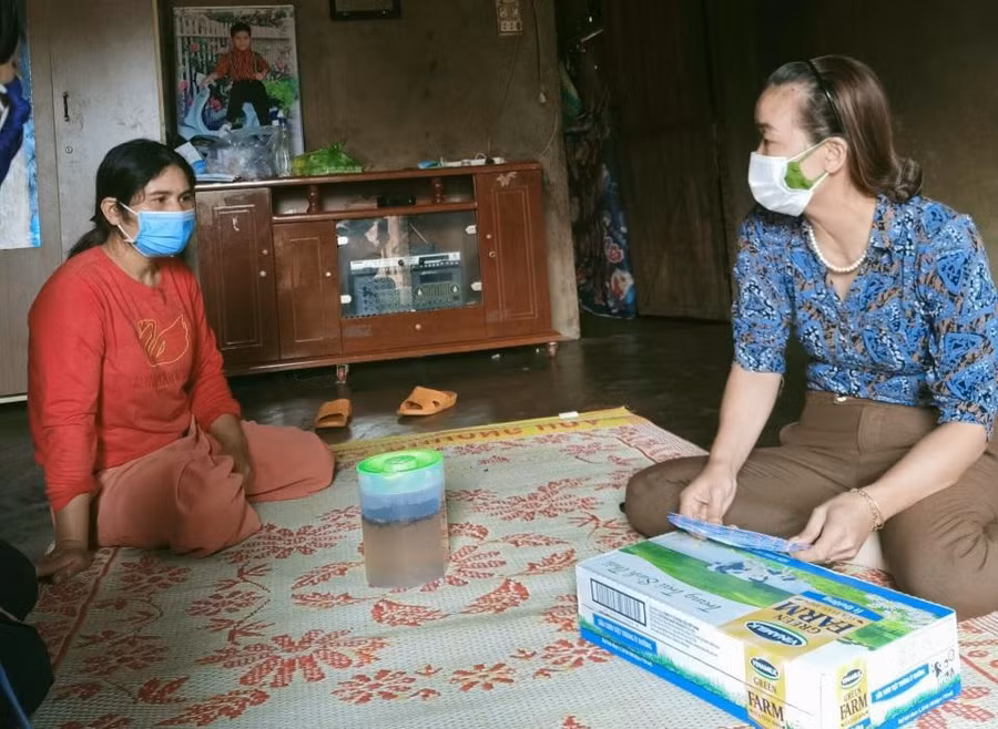 Cô Tân đến thăm, động viên gia đình những hoàn cảnh khó khăn.