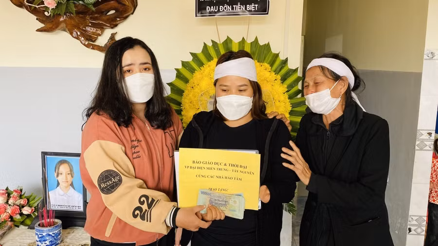 Nhằm chia sẻ đau thương mất mát quá lớn trước sự ra đi của M., các nhà hảo tâm đã hỗ trợ gia đình em hơn 40 triệu đồng.
