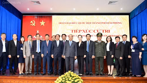 Thủ tướng chụp ảnh lưu niệm với cán bộ và cử tri quận Lê Chân, TP Hải Phòng