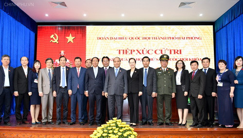 Thủ tướng chụp ảnh lưu niệm với cán bộ và cử tri quận Lê Chân, TP Hải Phòng Thủ tướng chụp ảnh lưu niệm với cán bộ và cử tri quận Lê Chân, TP Hải Phòng