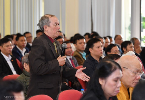 Cử tri phát biểu tại cuộc tiếp xúc. Ảnh: VGP Cử tri phát biểu tại cuộc tiếp xúc. Ảnh: VGP