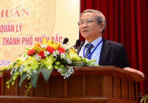 GS.TS Nguyễn Minh Thuyết giới thiệu về chương trình giáo dục phổ thông mới và vấn đề đổi mới công tác quản lý, chỉ đạo giáo dục ở địa phương.