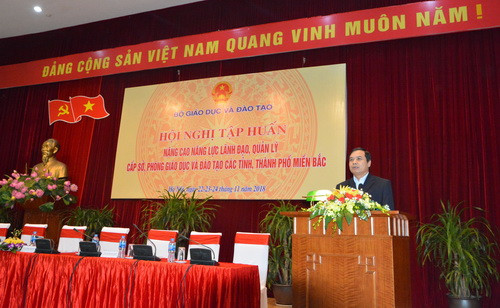 Cục trưởng Cục Nhà giáo và Cán bộ quản lý Hoàng Đức Minh phát biểu tham luận tại buổi tập huấn về việc chuẩn bị giáo viên, cán bộ quản lý cơ sở giáo dục phổ thông để áp dụng Chương trình, SGK mới.