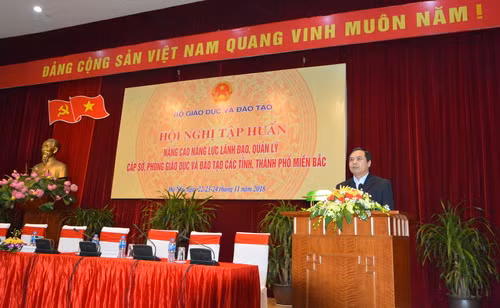 Cục trưởng Cục Nhà giáo và Cán bộ quản lý Hoàng Đức Minh phát biểu tham luận tại buổi tập huấn về việc chuẩn bị giáo viên, cán bộ quản lý cơ sở giáo dục phổ thông để áp dụng Chương trình, SGK mới.