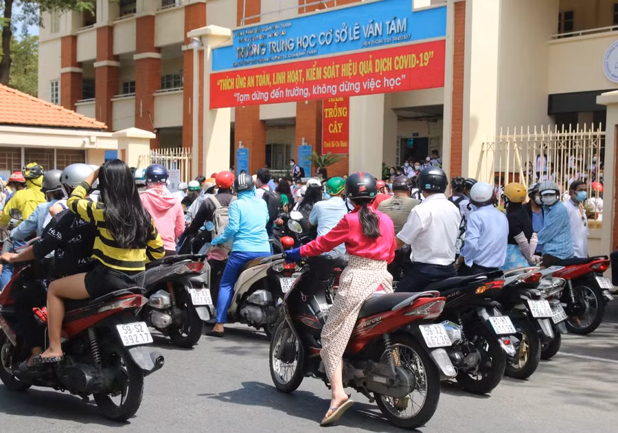 Rất đông phụ huynh đón học sinh trước cổng Trường THCS Lê Văn Tám, quận Bình Thạnh.