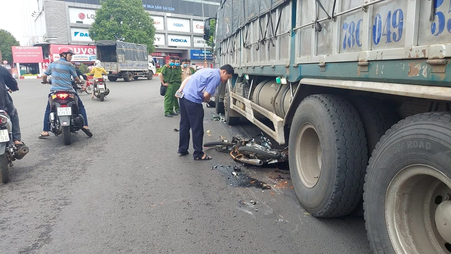 Hiện trường vụ tai nạn giao thông khiến nam sinh tử vong.