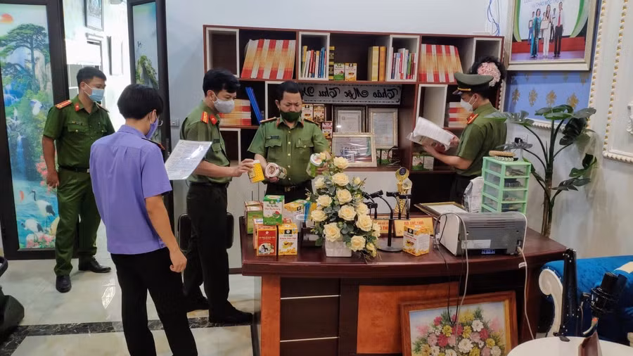 Cơ quan An ninh điều tra tống đạt và thi hành Lệnh khám xét chỗ ở đối với Vũ Thị Thu.