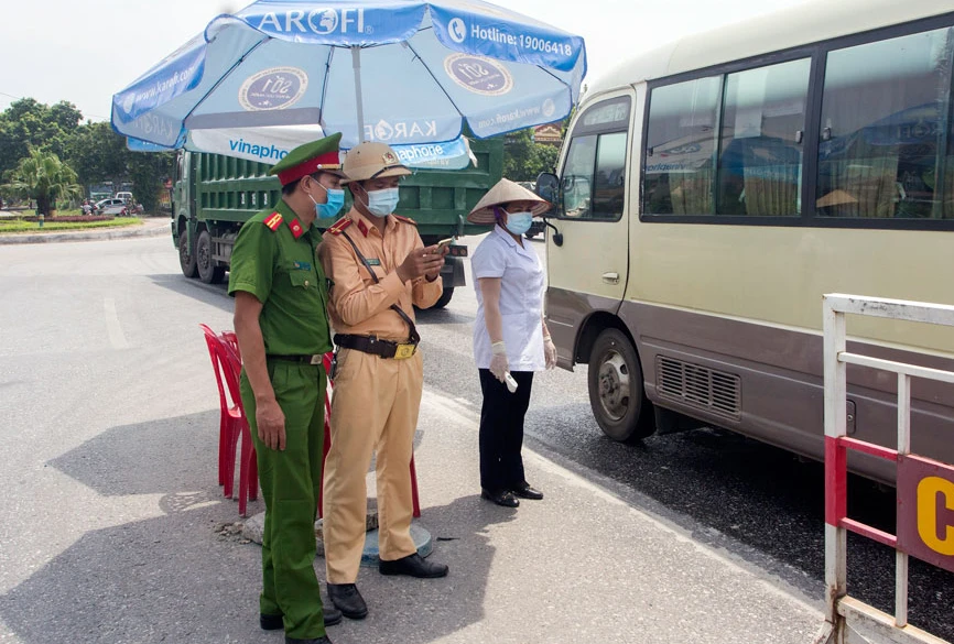 Lực lượng chức năng tỉnh Bắc Giang thực hiện kiểm soát người ra vào tỉnh. 