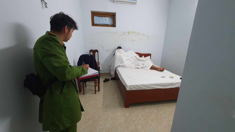 Một đôi nam nữ đang mua bán dâm bị Công an TP Buôn Ma Thuột bắt quả tang. (Ảnh: TT) Một đôi nam nữ đang mua bán dâm bị Công an TP Buôn Ma Thuột bắt quả tang. (Ảnh: TT)