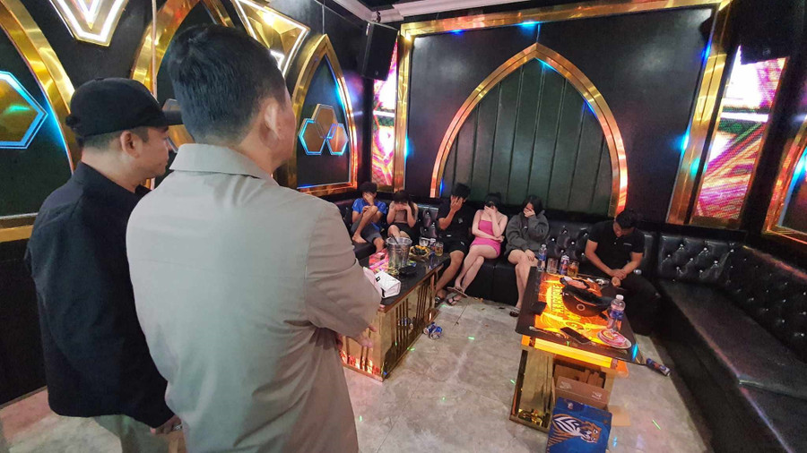 Công an TP Buôn Ma Thuột kiểm tra 1 số quán karaoke và phát hiện nhiều sai phạm. (Ảnh: TT) Công an TP Buôn Ma Thuột kiểm tra 1 số quán karaoke và phát hiện nhiều sai phạm. (Ảnh: TT)