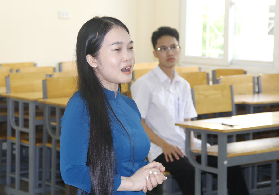 Thí sinh ngành Sư phạm Âm nhạc tự tin thể hiện ca khúc &apos;Bài ca người giáo viên Nhân dân&apos; để dự thi.