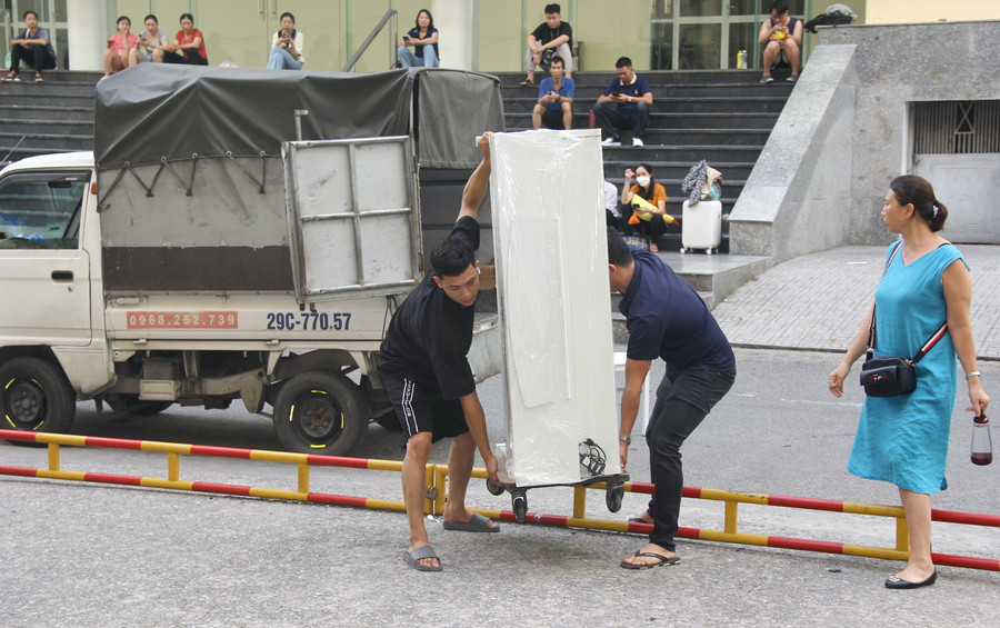 Nhiều phụ huynh còn tự chuẩn bị đàn cho thí sinh dự thi năng khiếu.