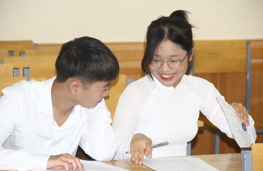 Các thí sinh chờ đến lượt thi của mình.