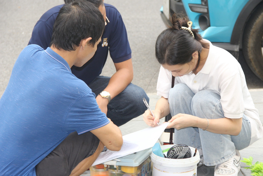 Phụ huynh luôn đồng hành cùng con, chuẩn bị các đạo cụ cần thiết để thí sinh tự tin bước vào phòng thi.