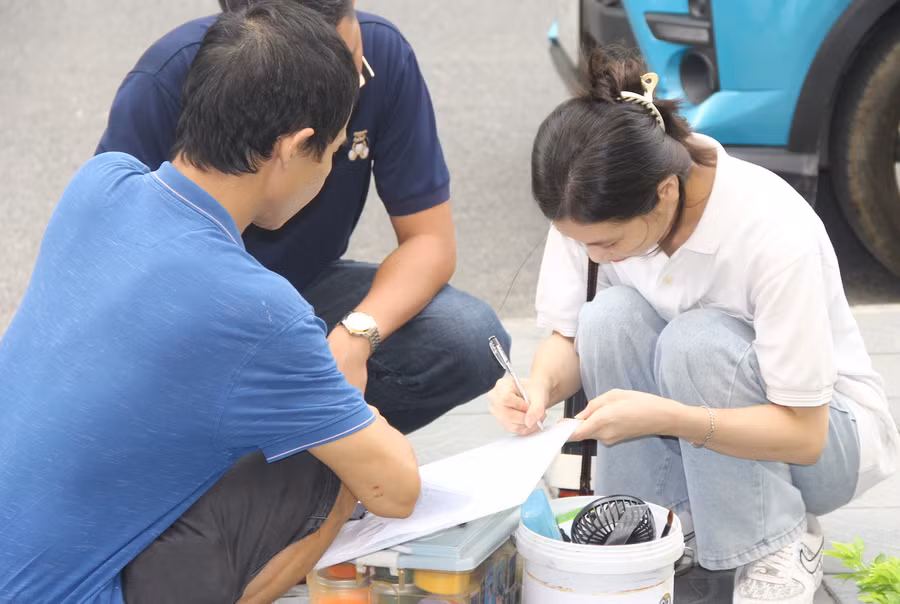 Phụ huynh luôn đồng hành cùng con, chuẩn bị các đạo cụ cần thiết để thí sinh tự tin bước vào phòng thi.