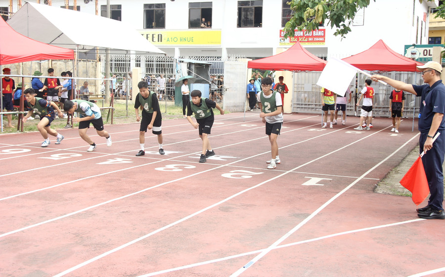 Thí sinh vào vạch xuất phát chuẩn bị cho nội dung thi chạy 100m - ngành Giáo dục thể chất.