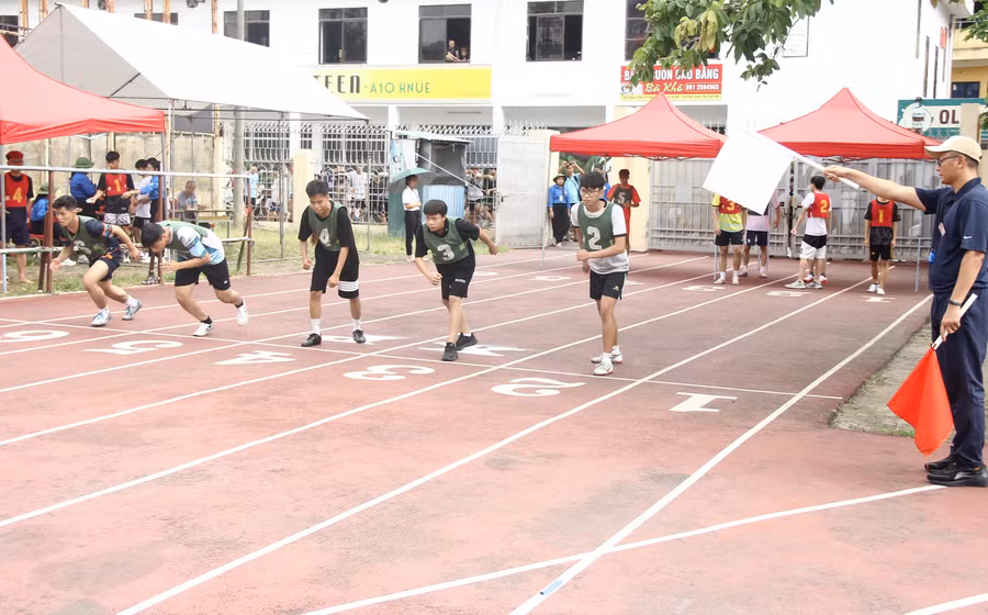 Thí sinh vào vạch xuất phát chuẩn bị cho nội dung thi chạy 100m - ngành Giáo dục thể chất.