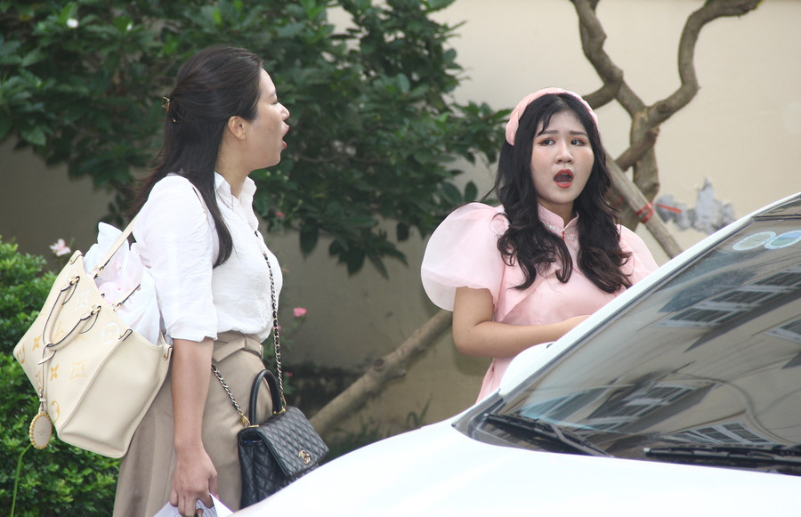 Thí sinh luyện thanh chuẩn bị bước thi hát