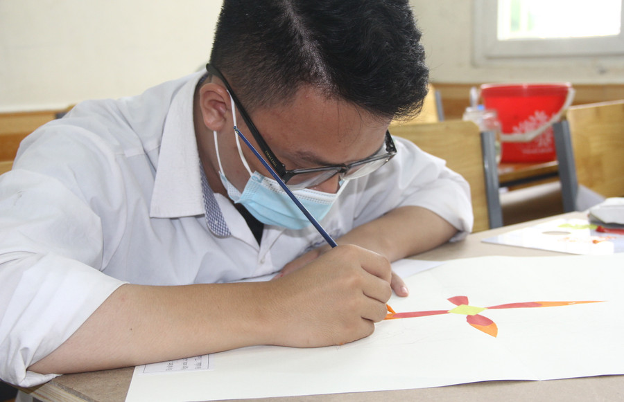 Nắn nót từng nét vẽ.