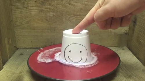 Chiếc ly nhựa xốp bị tan chảy khi cho vào đĩa đựng acetone. Ảnh: Youtube.