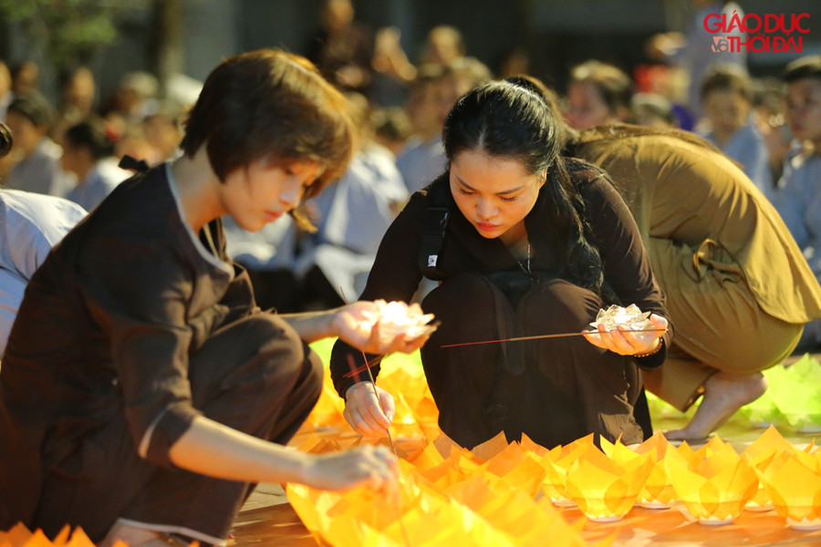 Hoa đăng được thắp suốt đêm cho đến khi ngọn lửa tắt tại sân chùa Hòa Phúc.