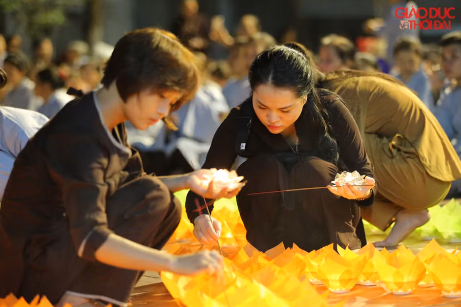 Hoa đăng được thắp suốt đêm cho đến khi ngọn lửa tắt tại sân chùa Hòa Phúc.
