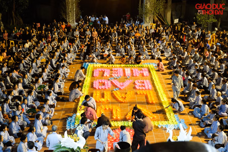 Hàng nghìn hoa đăng bằng thủy tinh thắp trong mùa vu lan báo hiếu chùa Hoà Phúc.