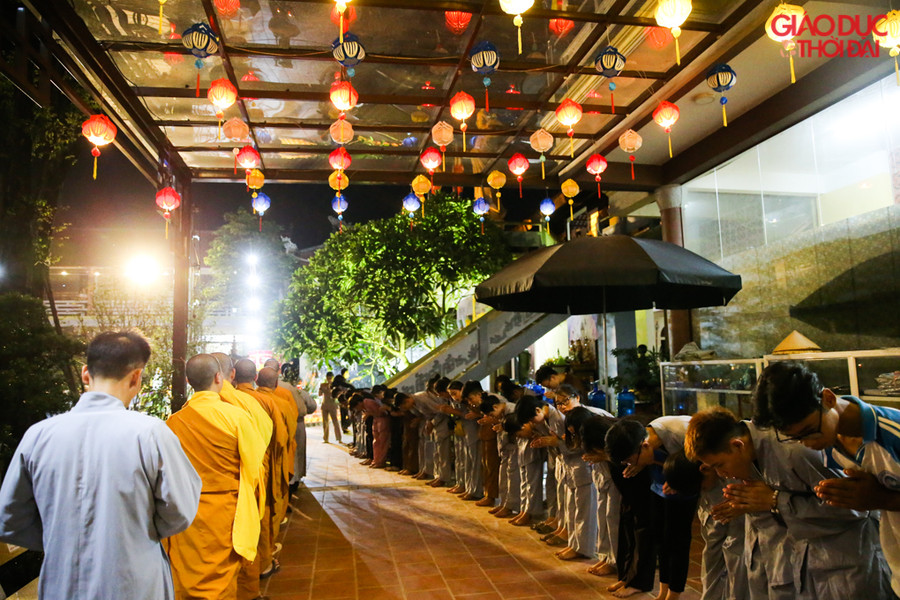 Trang nghiêm trong từng nghi lễ, chúng phật tử thành tâm hướng về cõi Phật.