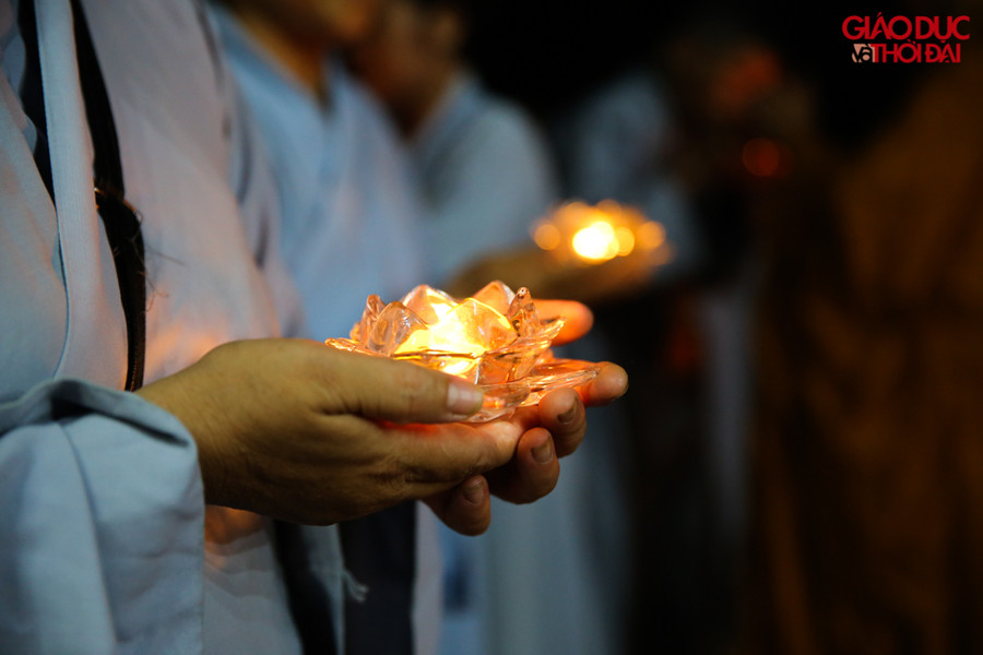 Lễ hội hoa đăng, mang ý nghĩa cầu siêu cho người đã khuất, là nghi thức truyền thống có nguồn cội từ Phật giáo.