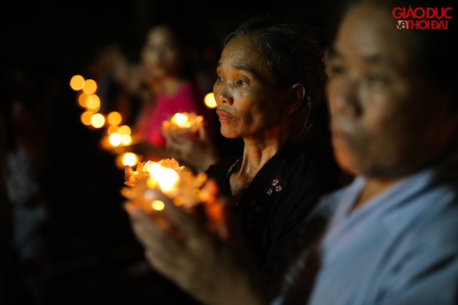 Mỗi ngọn hoa đăng được đốt lên, mỗi Phật tử gửi gắm vào đấy một tâm niệm thiện lành, an lạc cho mình và cho mọi người.
