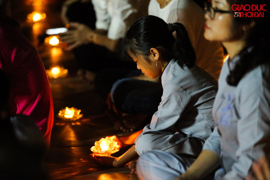 Đêm hội hoa đăng để những người con cầu nguyện cho cha mẹ hiện tiền (còn sống) được bình an mạnh khỏe.