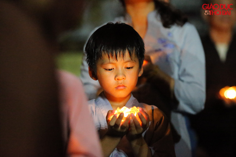 Hàng nghìn ngọn hoa đăng được thắp đỏ rực mang theo ước nguyện, cầu bình an, an lành và lòng thành kính của người dân gửi đến những người đã khuất.