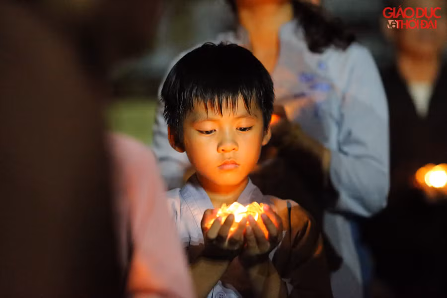 Hàng nghìn ngọn hoa đăng được thắp đỏ rực mang theo ước nguyện, cầu bình an, an lành và lòng thành kính của người dân gửi đến những người đã khuất.