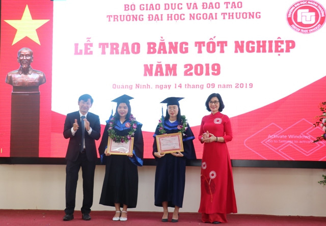 Lãnh đạo nhà trường trao thưởng cho các sinh viên xuất sắc Lãnh đạo nhà trường trao thưởng cho các sinh viên xuất sắc