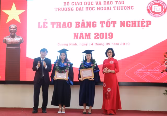 Lãnh đạo nhà trường trao thưởng cho các sinh viên xuất sắc