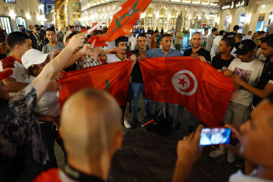 Người hâm mộ tụ tập trước thềm FIFA World Cup 2022 tại Qatar. Ảnh: Sorin Furcoi/Al Jazeera. Người hâm mộ tụ tập trước thềm FIFA World Cup 2022 tại Qatar. Ảnh: Sorin Furcoi/Al Jazeera.