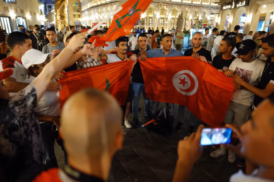 Người hâm mộ tụ tập trước thềm FIFA World Cup 2022 tại Qatar. Ảnh: Sorin Furcoi/Al Jazeera.