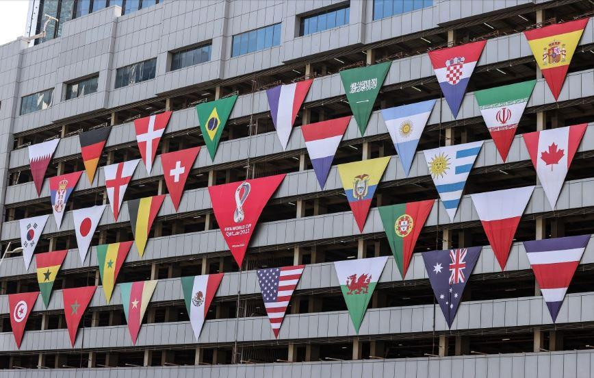 Cờ của 32 quốc gia tham gia Giải vô địch bóng đá thế giới World Cup 2022 tại Qatar. Ảnh: Showkat Shafi/Al Jazeera. Cờ của 32 quốc gia tham gia Giải vô địch bóng đá thế giới World Cup 2022 tại Qatar. Ảnh: Showkat Shafi/Al Jazeera.