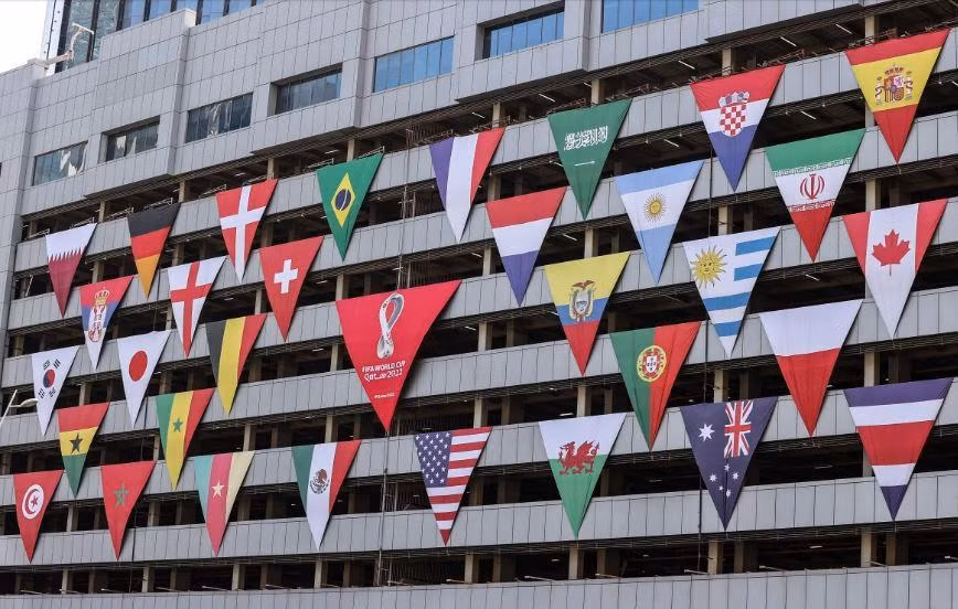 Cờ của 32 quốc gia tham gia Giải vô địch bóng đá thế giới World Cup 2022 tại Qatar. Ảnh: Showkat Shafi/Al Jazeera.