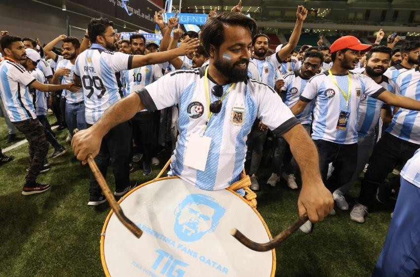 Người hâm mộ từ câu lạc bộ Argentina ăn mừng ở Doha. Ảnh: Showkat Shafi/Al Jazeera. Người hâm mộ từ câu lạc bộ Argentina ăn mừng ở Doha. Ảnh: Showkat Shafi/Al Jazeera.