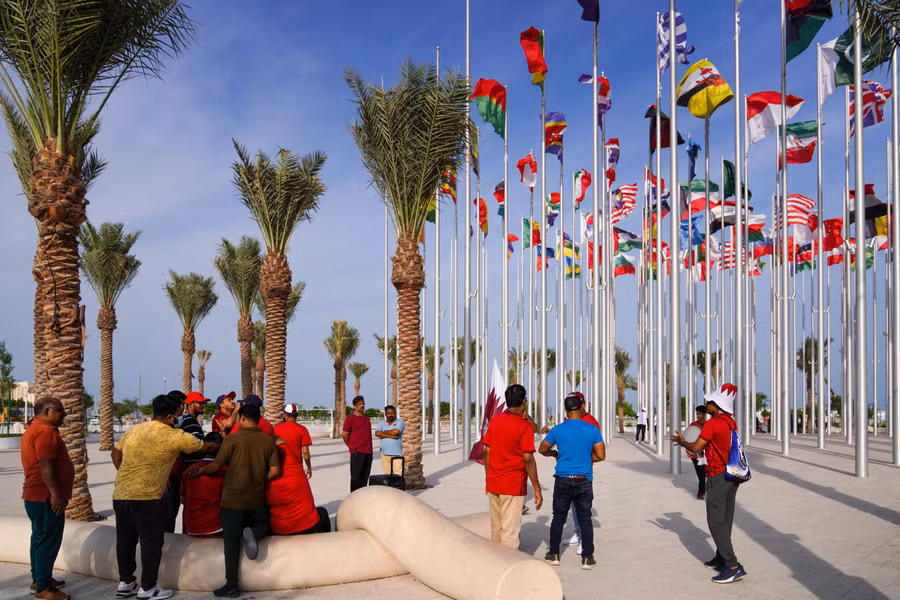 Flag Plaza tại Doha's corniche trưng bày cờ của các quốc gia có phái bộ ngoại giao tại Qatar. Ảnh: Sorin Furcoi/Al Jazeera.