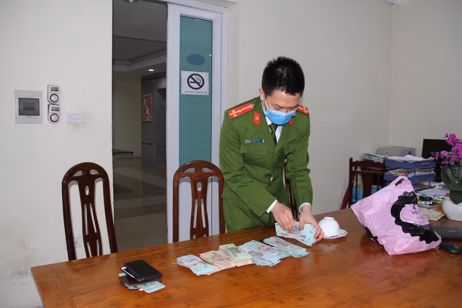Tổng số tiền thu giữ lên đến hơn 700 triệu đồng. Ảnh: Công an Hưng Yên.